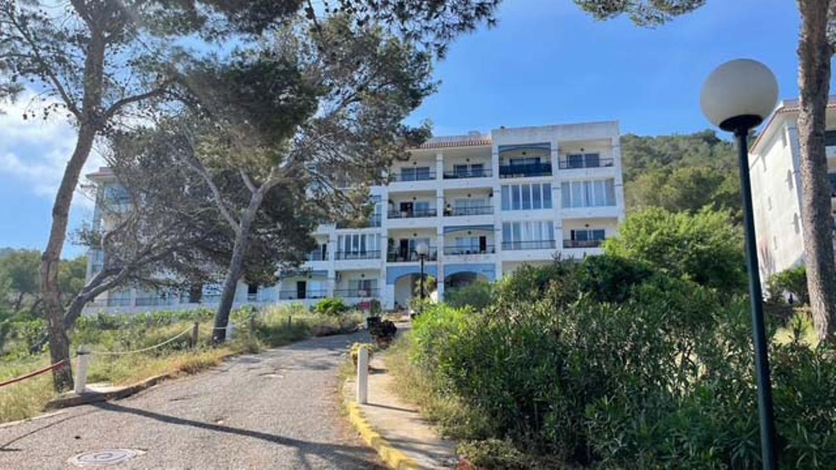 Los vecinos de Allà Dins denuncian la peligrosidad del hotel abandonado