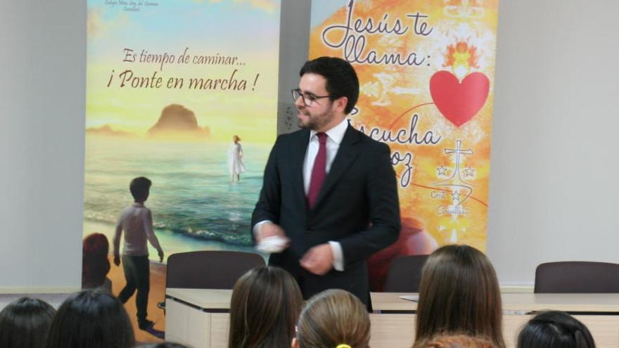 Charla del diplomático Pablo Mas en el colegio Carmelitas