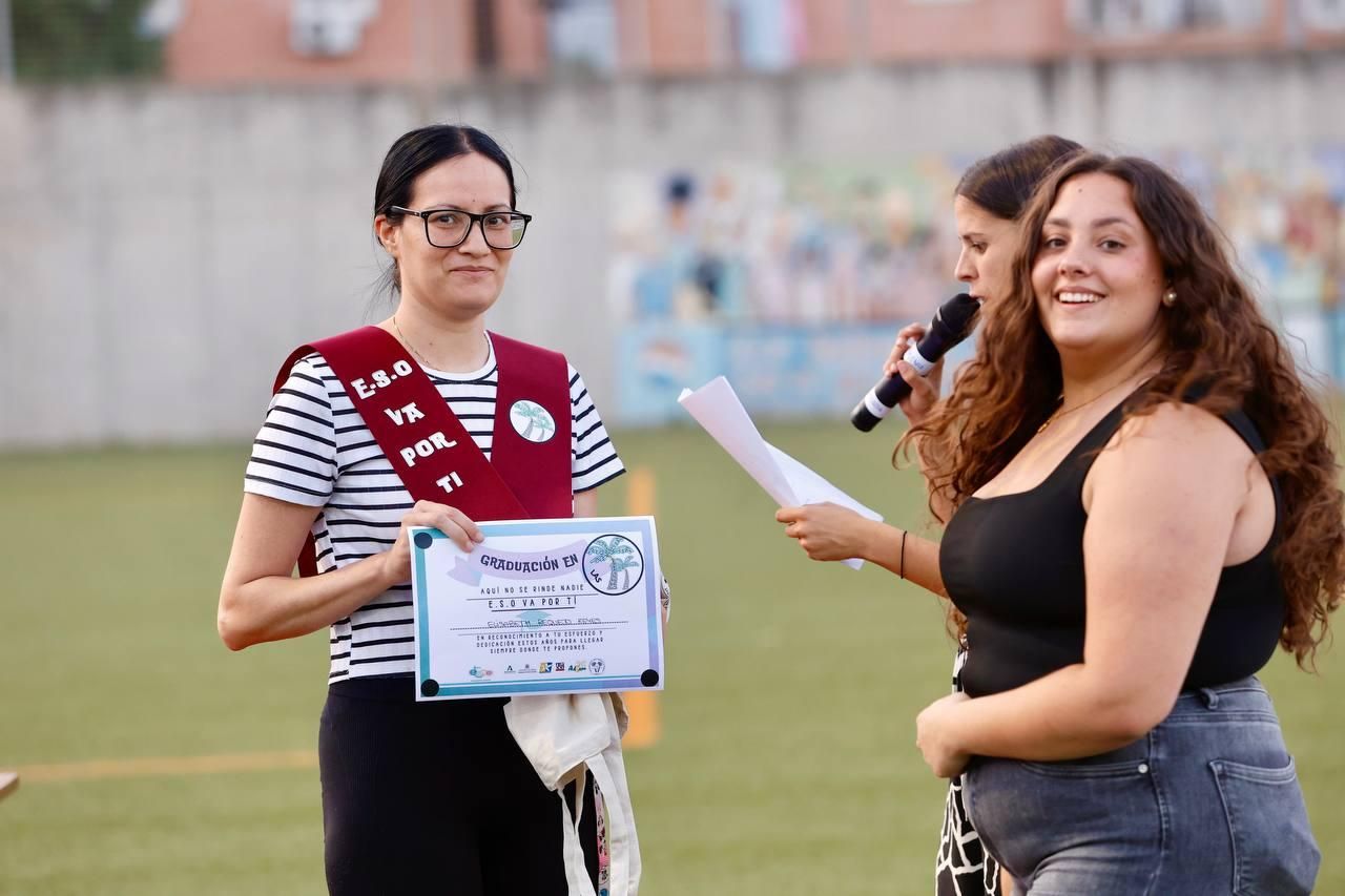 Las Palmeras homenajea a catorce estudiantes