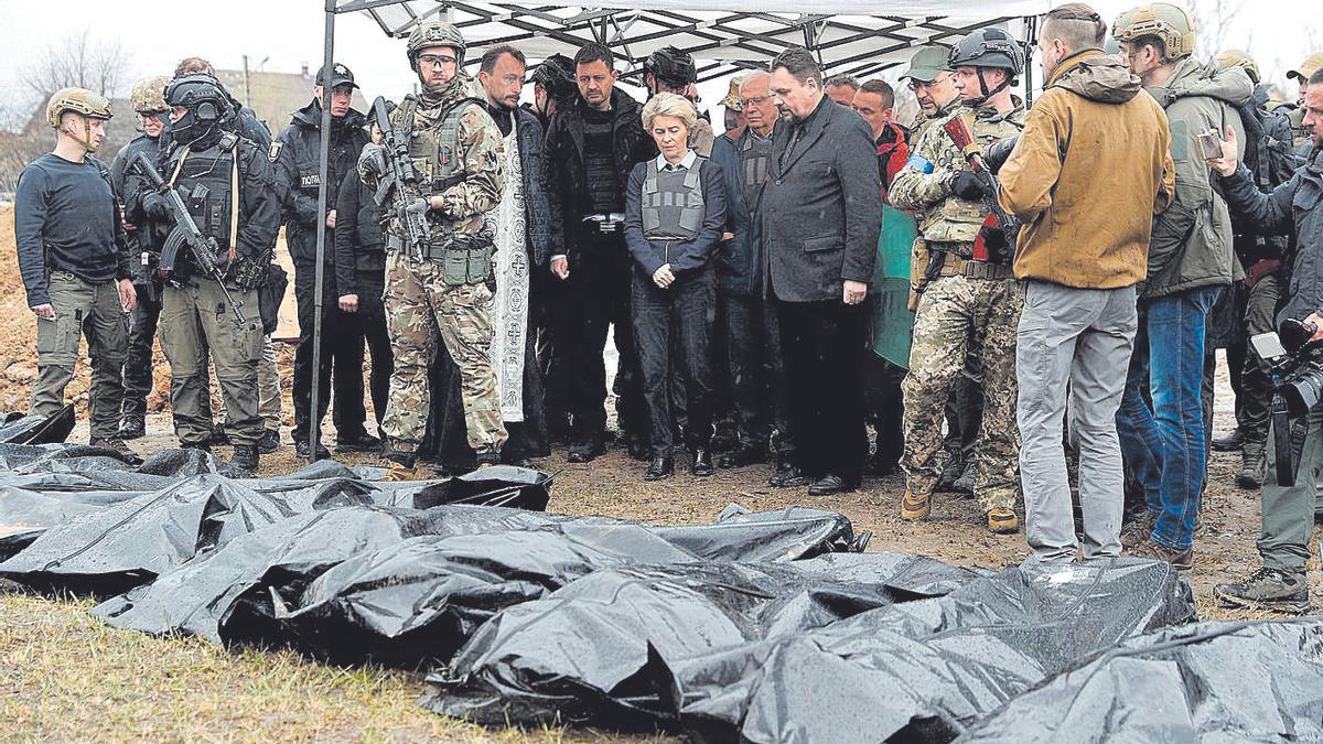 Borrell observa diverses bosses amb cadàvers a butcha