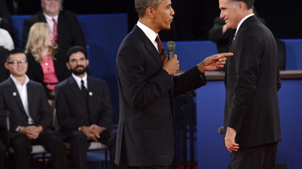 Barack Obama se dirige micrófono en mano a Romney, durante el debate, la pasada noche en Hempstead (Nueva York).