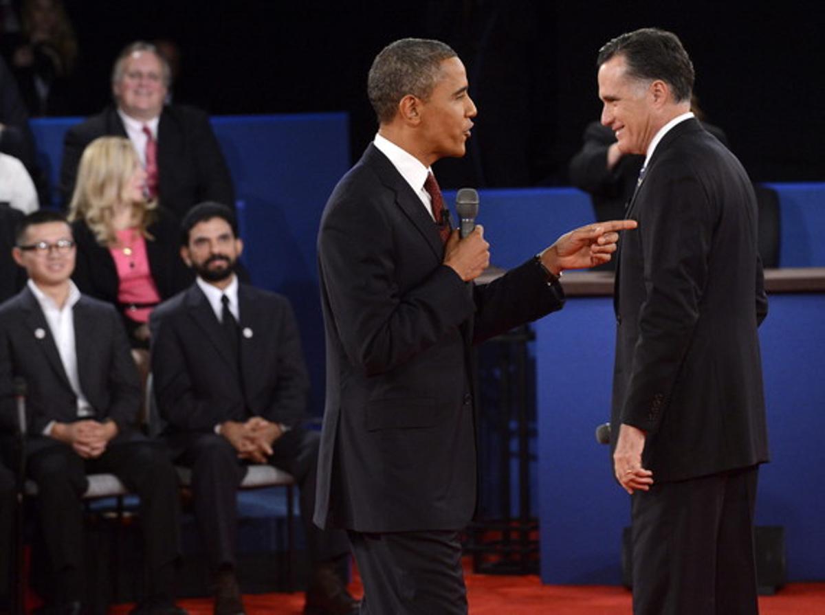 Barack Obama es dirigeix micròfon en mà a Romney, durant el debat, aquesta nit a Hempstead (Nova York).