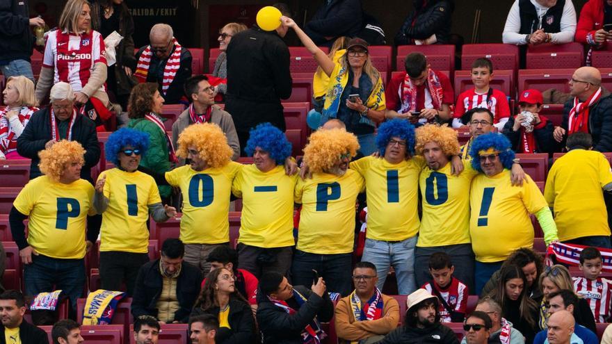 Un grupo de aficionados de la UD, ayer en la grada del Metropolitano, donde presenciaron el partido 61.196 espectadores, unos mil de ellos seguidores de Las Palmas. | | LOF