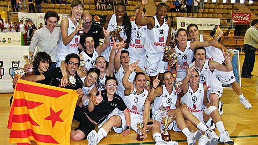 Les jugadores i el cos tècnic de l&#039;Argon Uni Girona, celebrant l&#039;ascens a Badajoz, avui fa 10 anys.