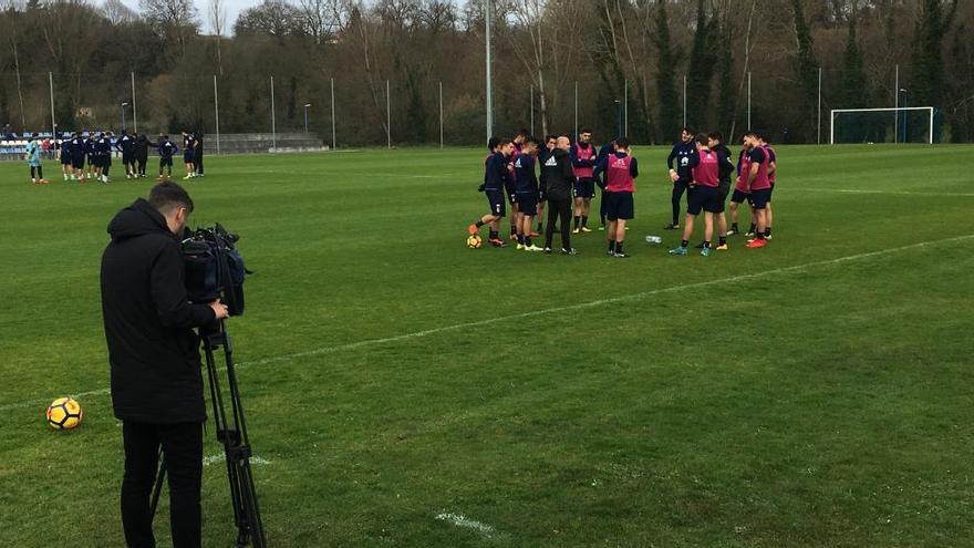 Los jugadores del Oviedo y el Vetusta, en el entrenamiento de hoy