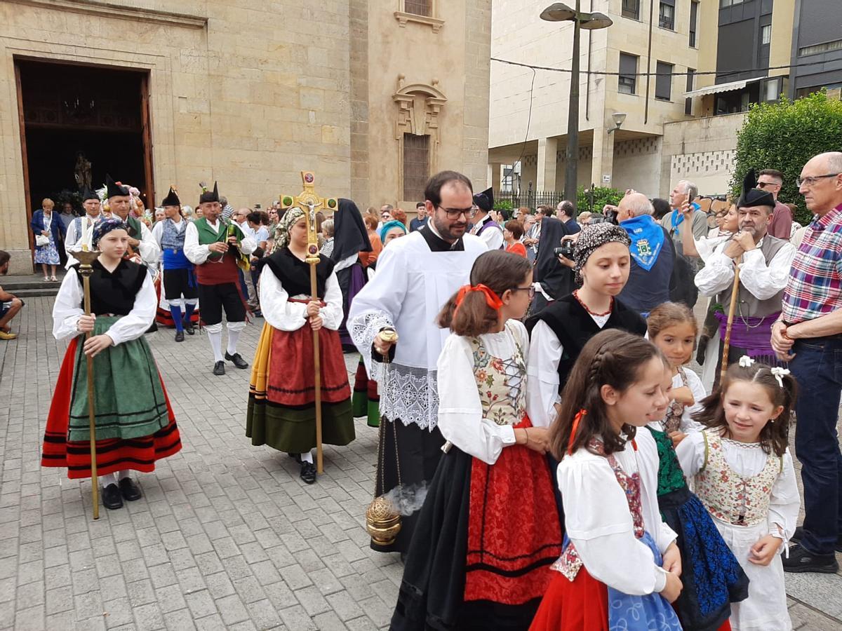 La misa y procesión del Carmín de la Pola, en imágenes