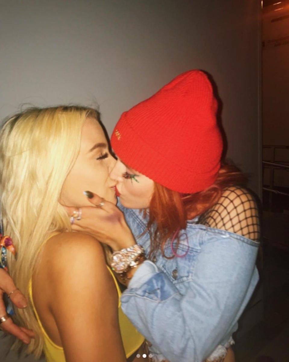 Bella Thorne y una 'youtuber'