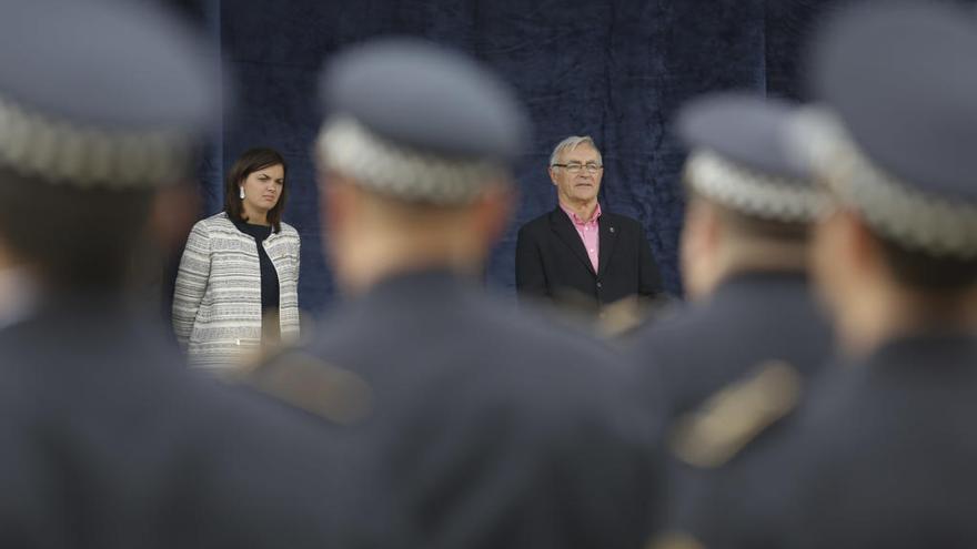 Sandra Gómez y Joan Ribó, en un acto de la Policía Local.