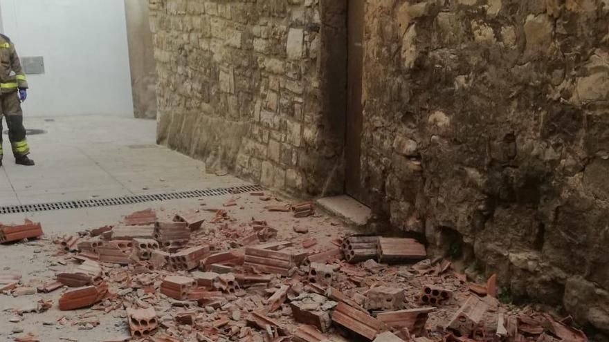 S&#039;esfondra el sostre i un mur d&#039;una casa abandonada de Calaf