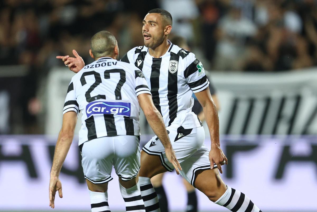 Giorgios Giakoumakis celebra con el ruso Ozdoev un gol al Rijeka en el encuentro de la fase previa de la Europa League en el estadio Toumba.