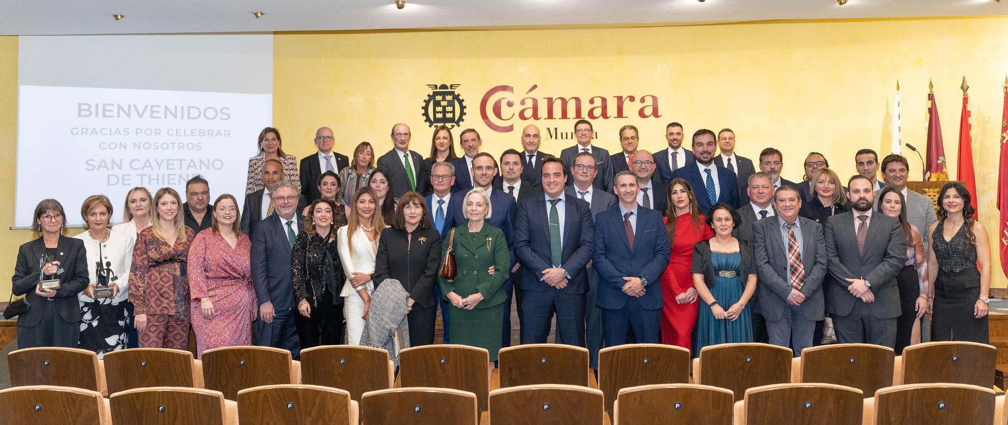 El Colegio de Gestores Administrativos de Murcia celebra patrón y distingue a nuevos colegiados