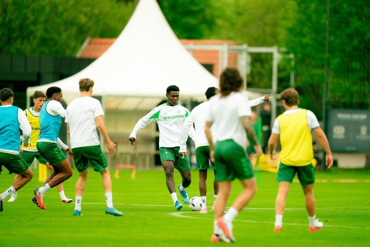 Emmanuel, en un partidillo con los jugadores del Betis en el primer día de pretemporada en Alemania
