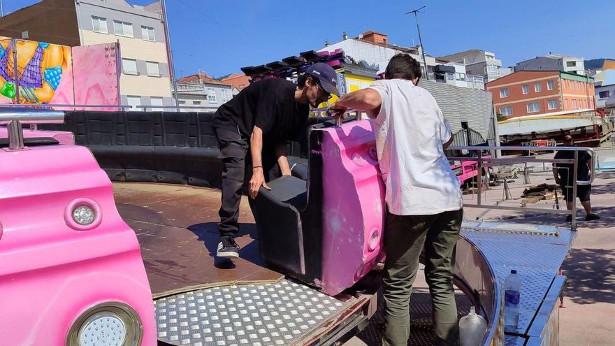 Montaje, ayer, de una de las atracciones autorizadas en el aparcamiento de la Praza de Abastos.
