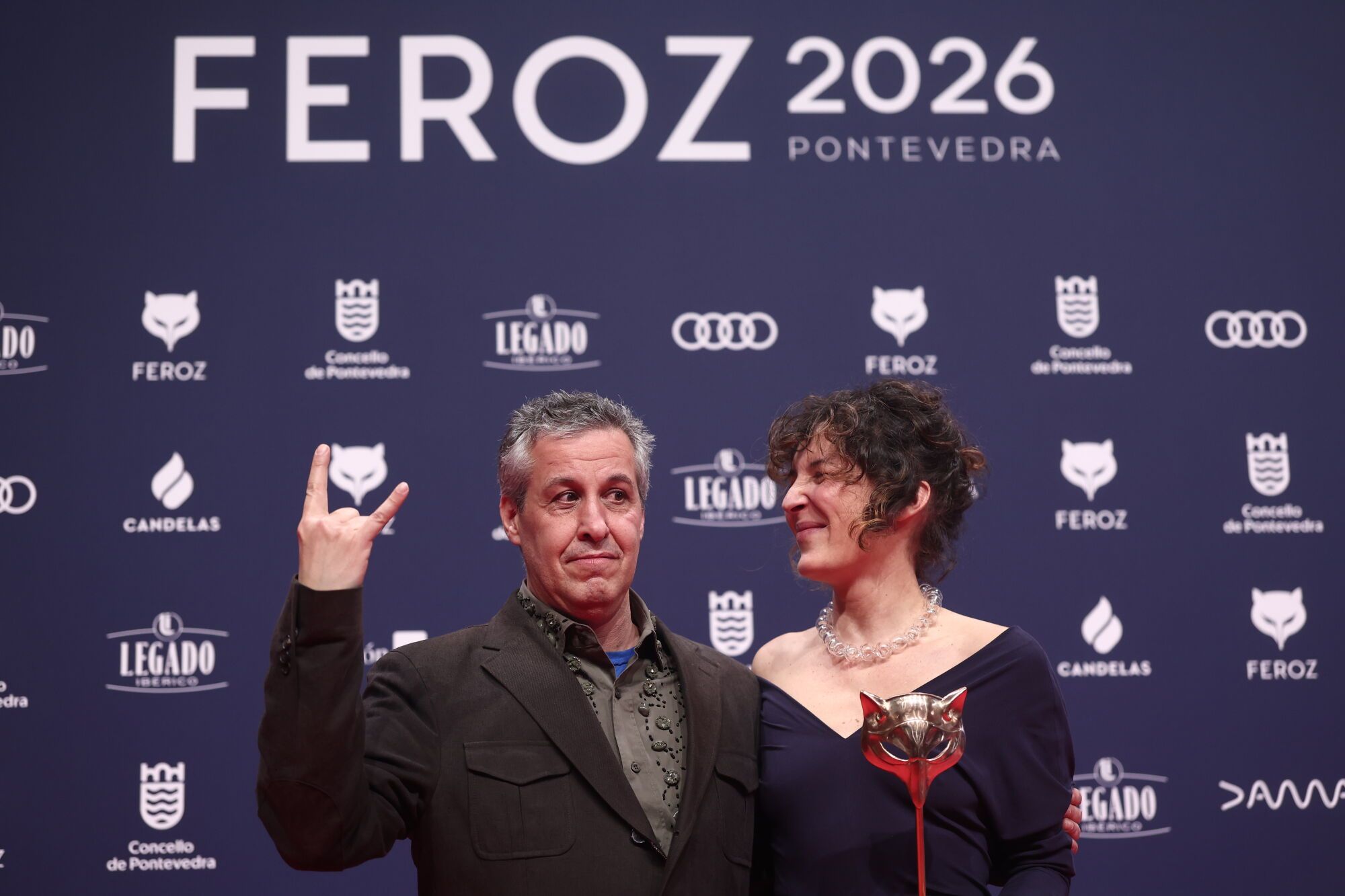 Los diseñadores Ana Dominguez y Rafa Castañer posan con el premio a Mejor Cartel por 'Tardes de soledad' en la alfombra roja de los premiados en los Premios Feroz 2026, en el Pazo da Cultura, a 24 de enero de 2026, en Pontevedra, Galicia (España). Los Premios Feroz son entregados de manera anual por la Asociación de Informadores Cinematográficos de España desde 2014, con el objetivo de destacar lo mejor de la producción audiovisual del año, tanto en cine como en televisión. 24 ENERO 2026 Eduardo Parra / Europa Press 24/01/2026. Ana Dominguez;Rafa Castañer;Eduardo Parra;