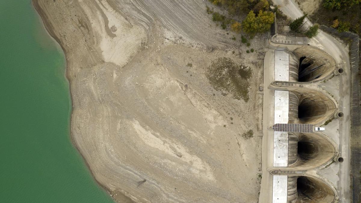 Aliviaderos del pantano de Yesa, a vista de dron.