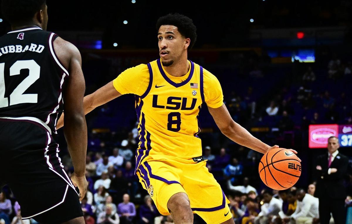 Pablo Tamba controla el balón en su partido 100 como jugador de la NCAA-1.