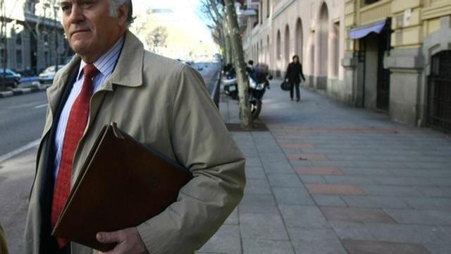 Luis Barcenas saliendo de su casa en madrid