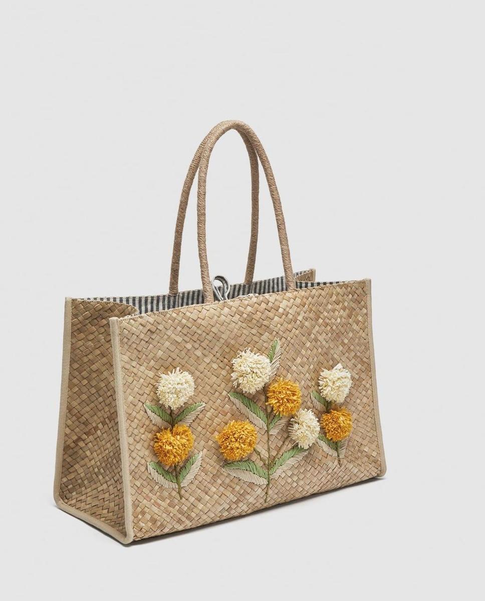 Bolso shopper con flores bordadas de Zara. (Precio: 39, 95 euros)