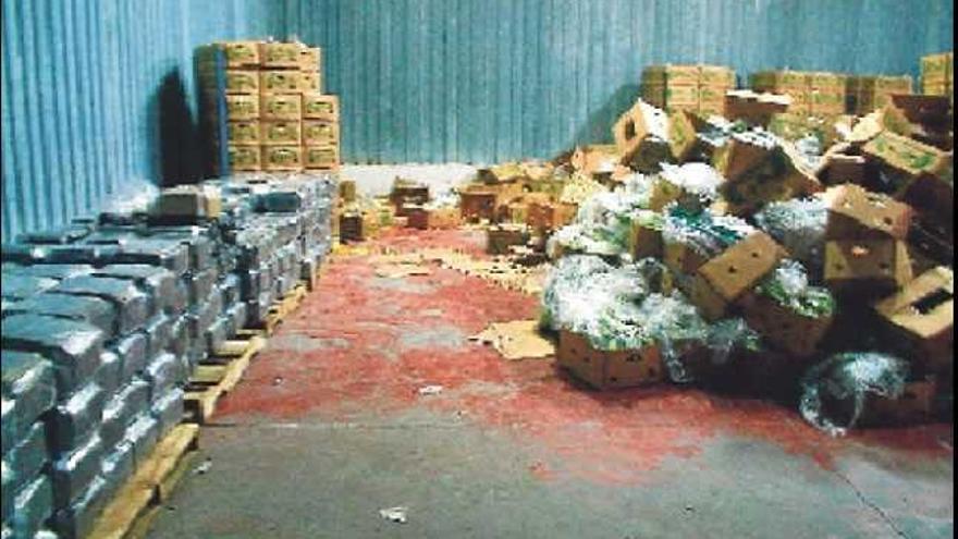 Imagen de los 3.300 kilos de cocaína intervenidos por la Policía en la nave industrial de Torrellano