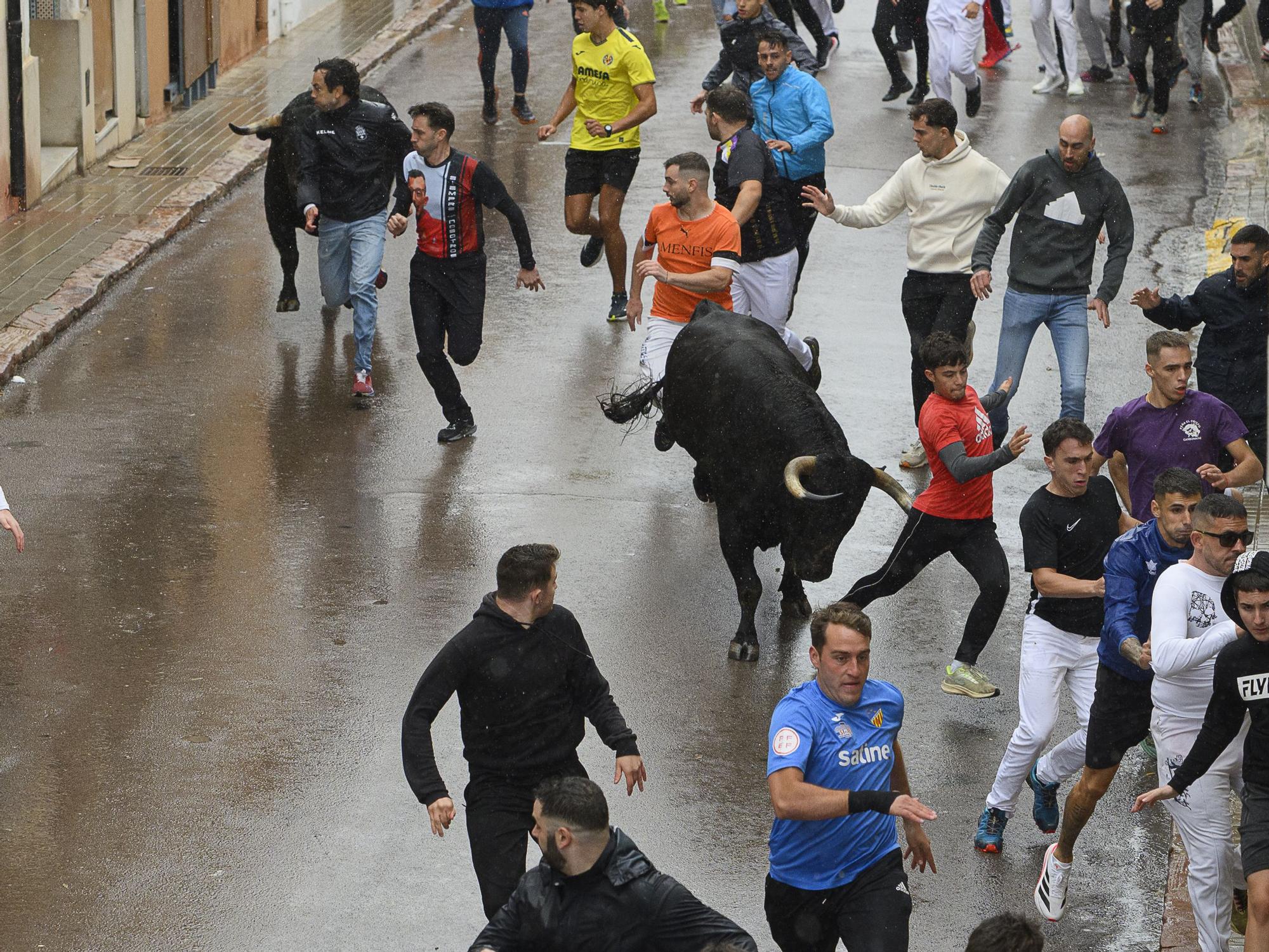 Velocidad y peligro en el histórico encierro de Victoriano del Río en la Vall d'Uixó