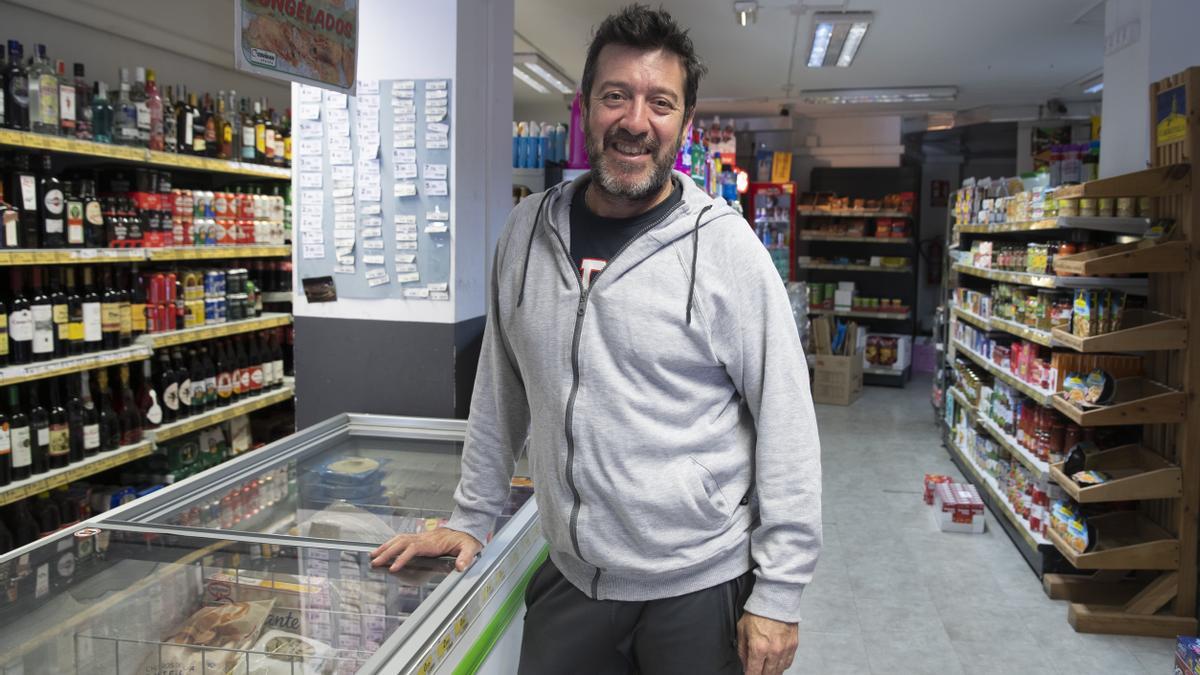 Leonardo Rubén Rodríguez posa en el interior de su trabajo. Leonardo, argentino de 47 años, trabaja en la hostelería y en una pequeña tienda de alimentación. Vive en Rincón de la Victoria.