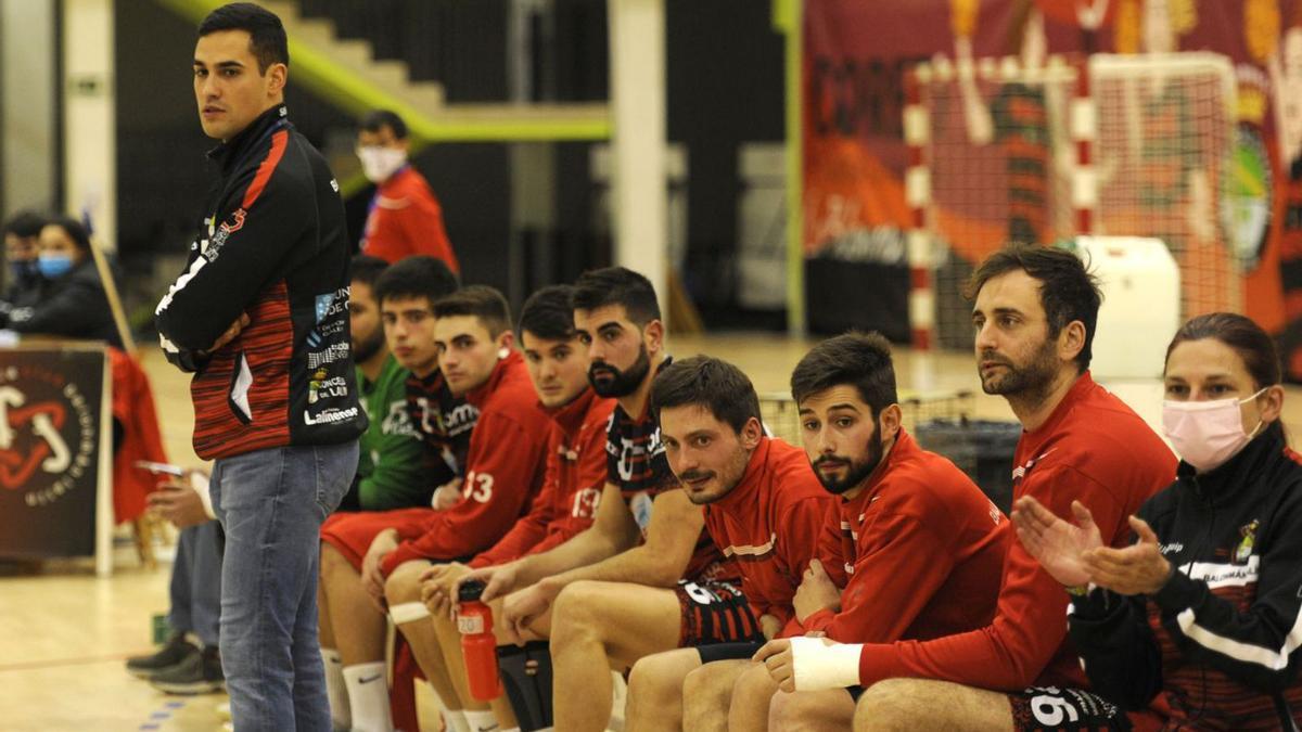 Cacheda y sus hombres, durante un partido en el Lalín Arena. |  // BERNABÉ