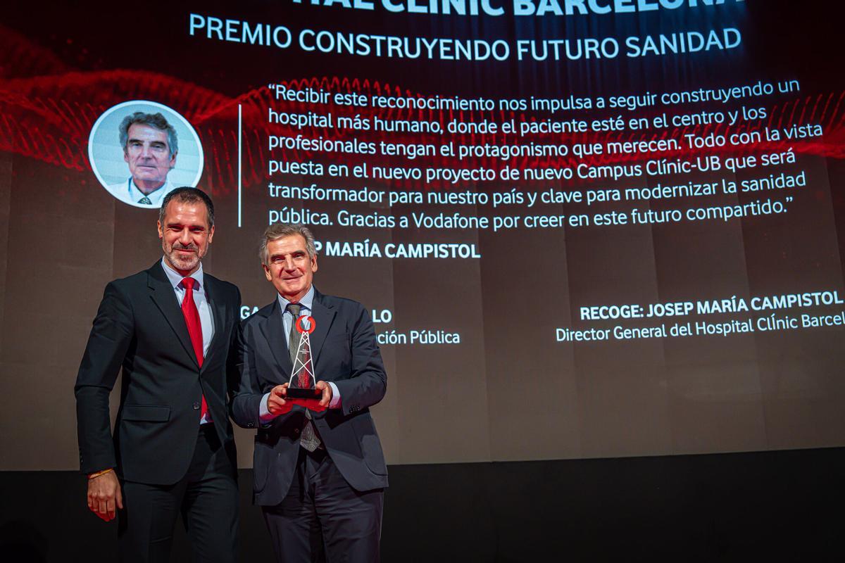 Barcelona, 30/10/2025 Economía.  Gala 25 aniversario Vodafone, Catalunya. Premio Consntruyendo Futuro Sanidad: Hospital Clínic Barcelona, Josep María Campistol, Director General del Hospital CLínic de Barcelona. Entregado por Alex Carballo Director Adminsitración Pública para Catalunya Vodafone. AUTOR: MANU MITRU