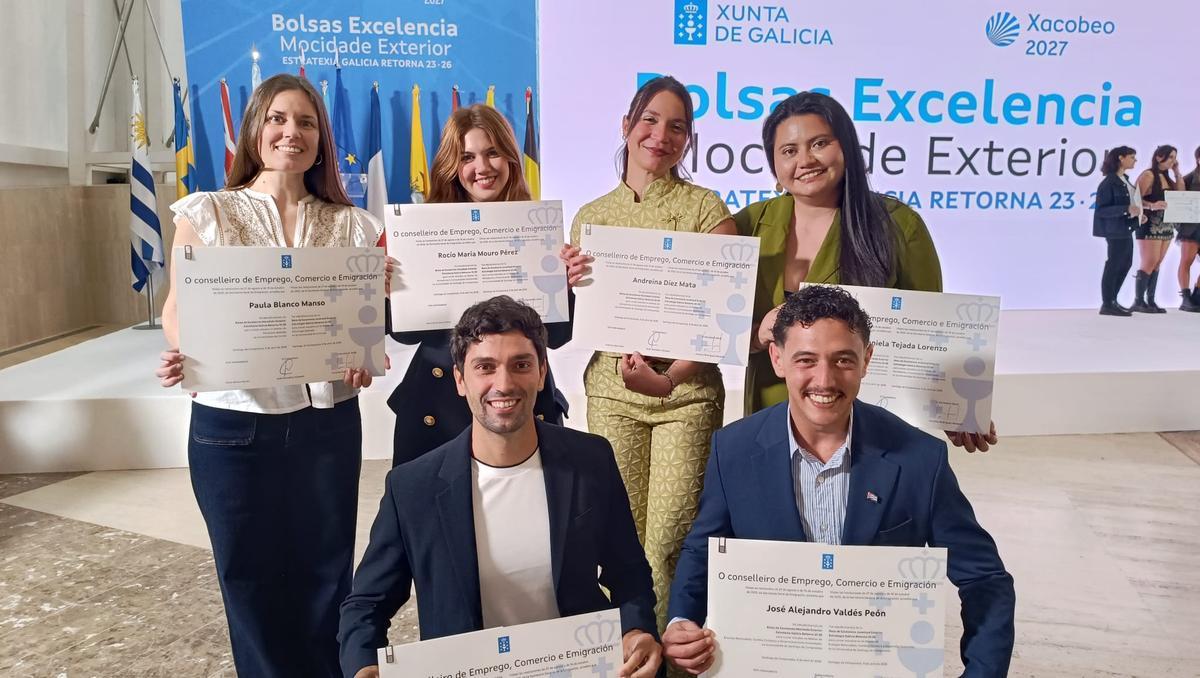 De pie, de izquierda a derecha, Paula Blanco, Rocío Mouro, Andreina Diez y Laura Tejada. Por delante, Fidel González (izq.) y José Alejandro Valdés