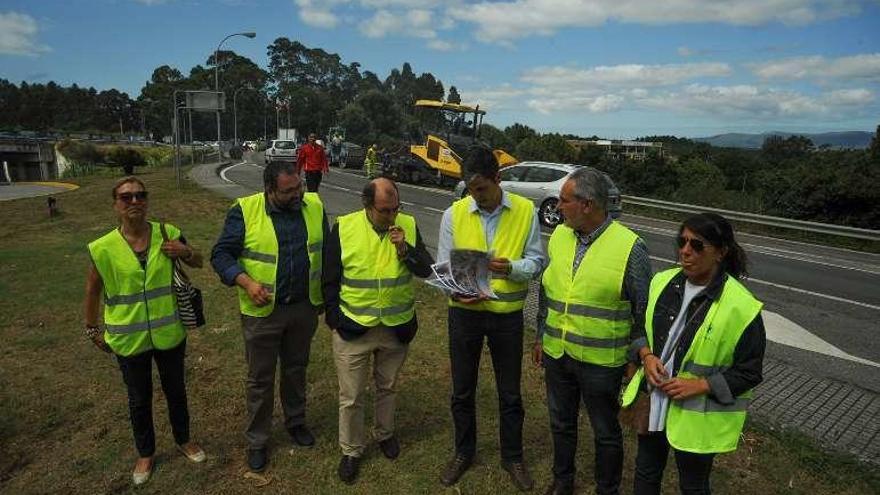 Cores Tourís visitó ayer las obras de la PO-548. // Iñaki Abella