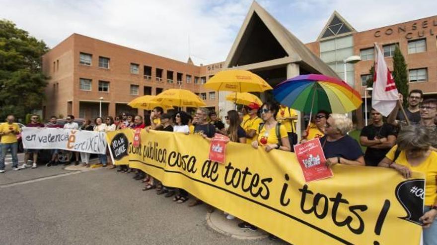 Protesta ante las puertas de la Conselleria de Educación.