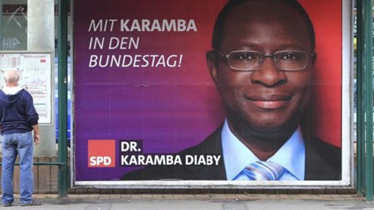 Cartel del senegalés Karamba Diaby, candidato a parlamentario por el Partido Socialdemócrata (SPD), en Halle.
