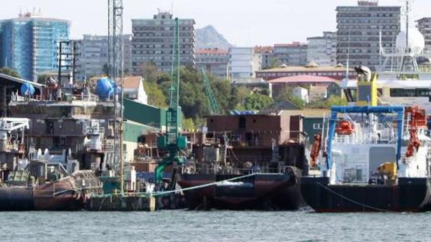 El casco del segundo anclero del grupo Heerema (en el centro) será bautizado como &quot;Kolga&quot;.  // José Lores