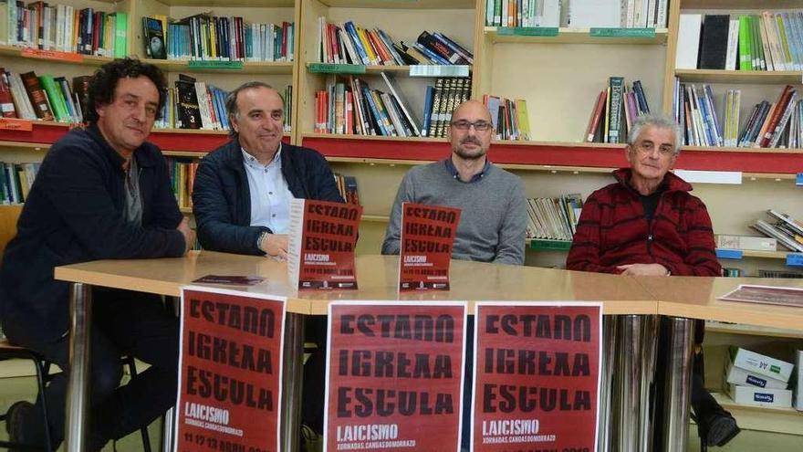 Noé Massó, Ramón Davila, Darío Lata y Antón Lamapereira, en la presentación en el IES Rodeira. // G.N.