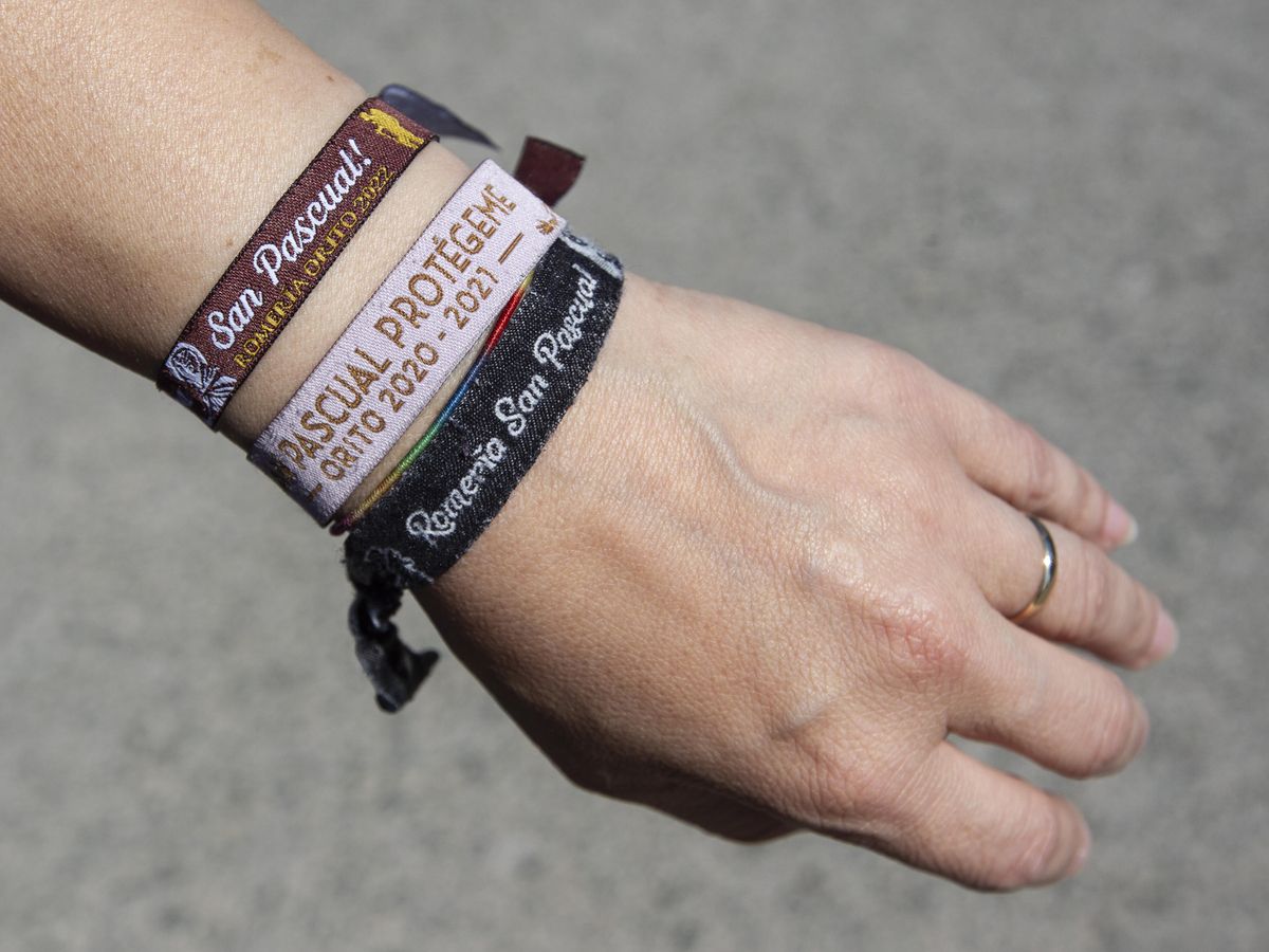 Las típicas pulseras de los devotos del santo Baylón.