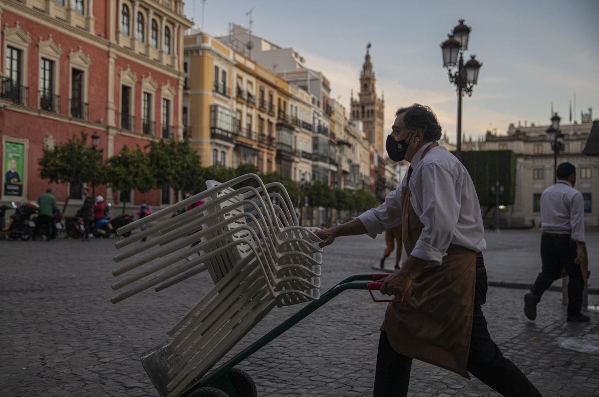 Andalusia estudia vacunar gent gran de 80 anys en estadis i grans superfícies