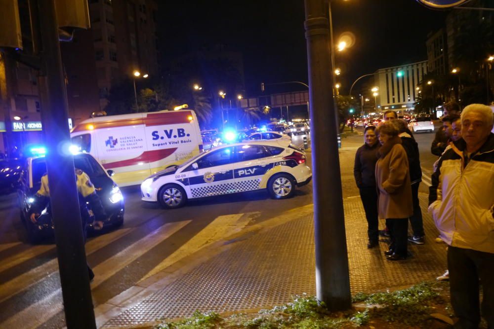 Los efectivos del Consorcio Provincial de Bomberos, la Policía Local y Nacional trabajaron para sacar al peatón que quedó atrapado.