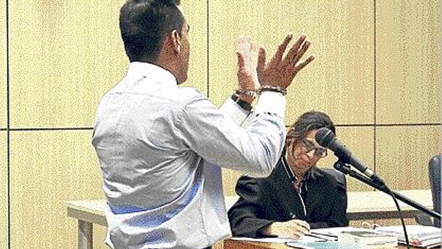 El acusado de violar a una turista durante el juicio celebrado ayer en la Audiencia.