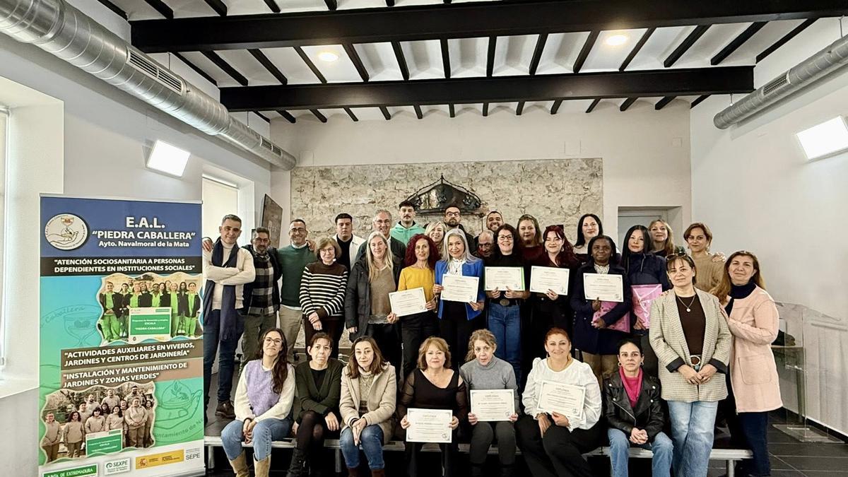 Grupo de alumnos, equipo técnico y autoridades locales.