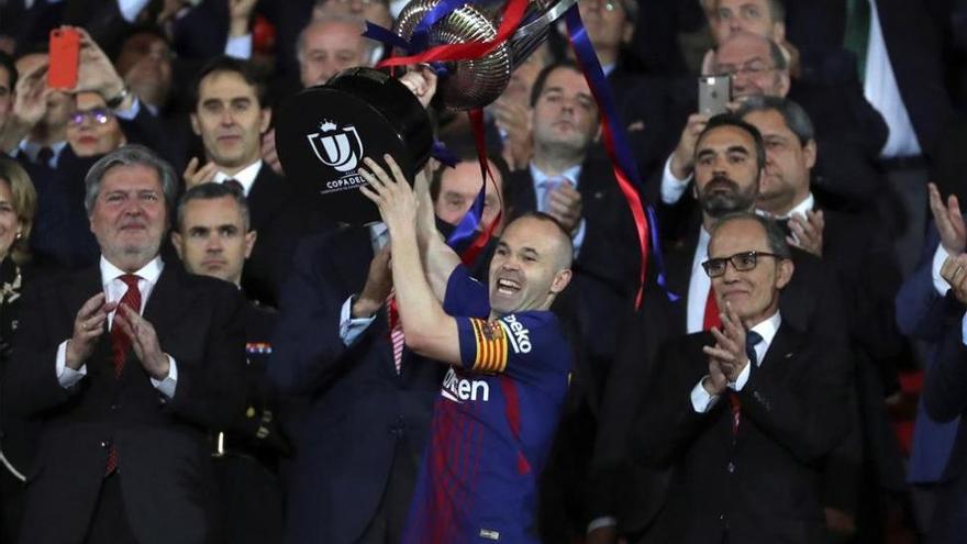 Iniesta regala su última Copa al Barça en una exhibición histórica