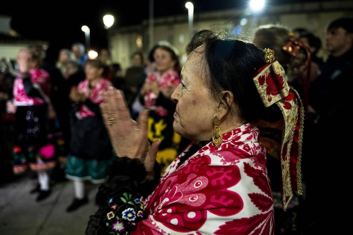 Los jugadores del colegio Diocesano de Cáceres cumplen su promesa y portan a San Blas en su procesión