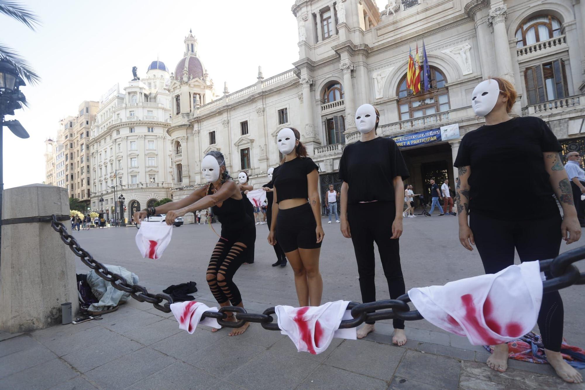 Performance en València para reivindicar la bajada del IVA de las compresas
