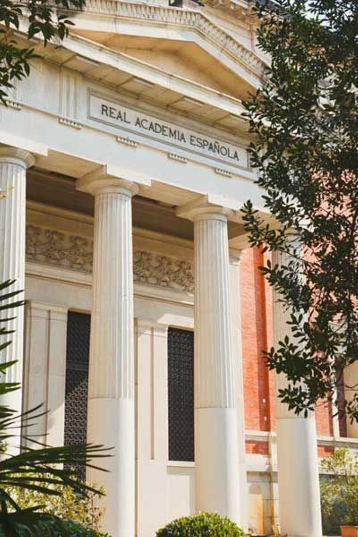 La sede de la Real Academia Española fue inaugurada en 1894. Su construcción se realizó sobre terrenos pertenecientes al Palacio del Buen Retiro y fueron cedidos al efecto por la corona.