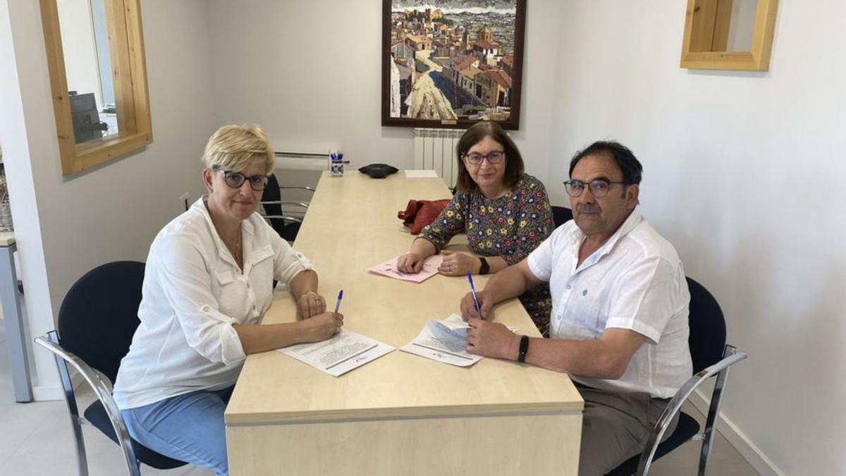 Marta Gimeno en la firma del convenio con responsables de Adispaz.