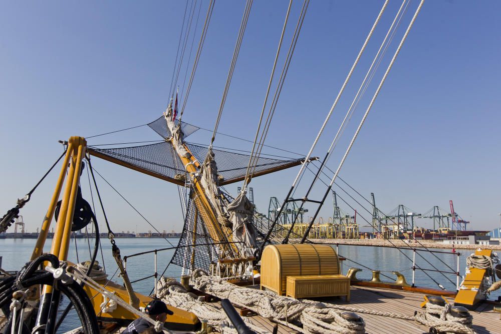 El buque italiano Amerigo Vespucci visita Valencia