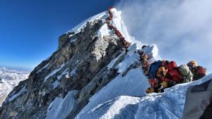 Una larga cola de motañistas esperan en mayo de 2019 para ascender a la cima del Monte Everest.