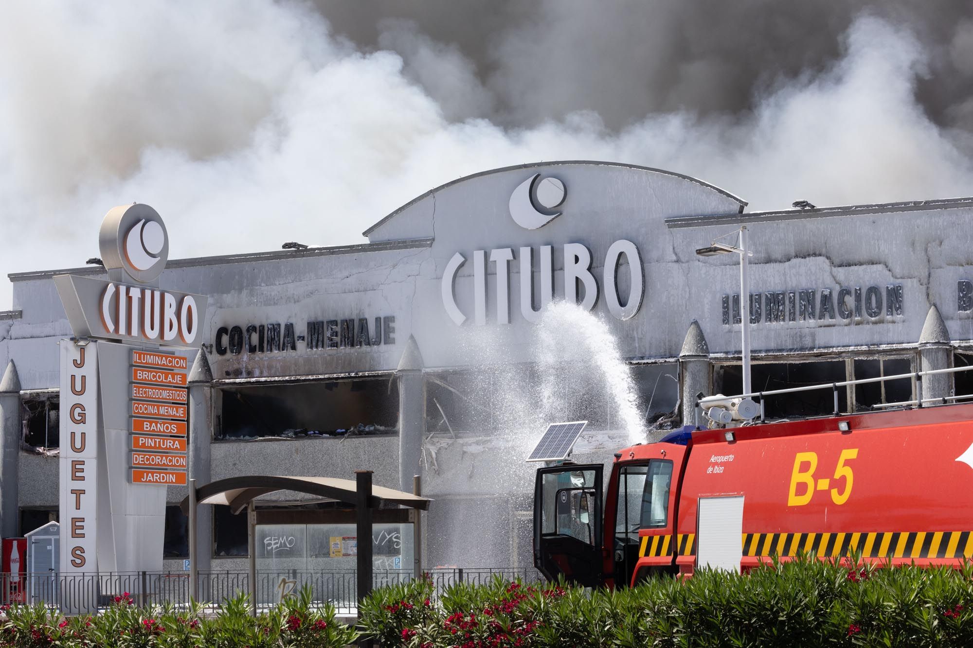 Imágenes del incendio en una nave cercana al aeropuerto de Ibiza