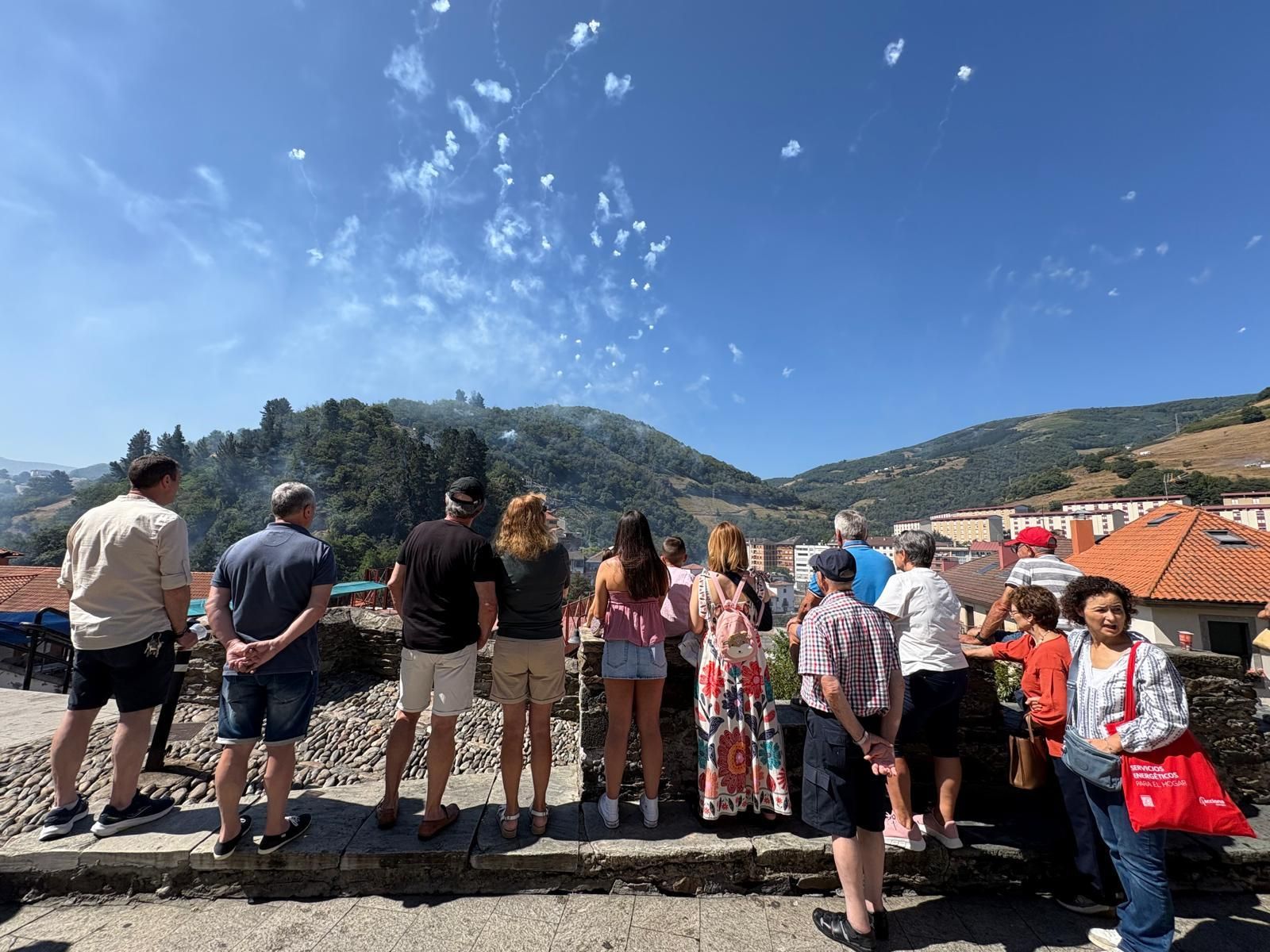 Los gigantes y cabezudos llenan de color y música Cangas del Narcea