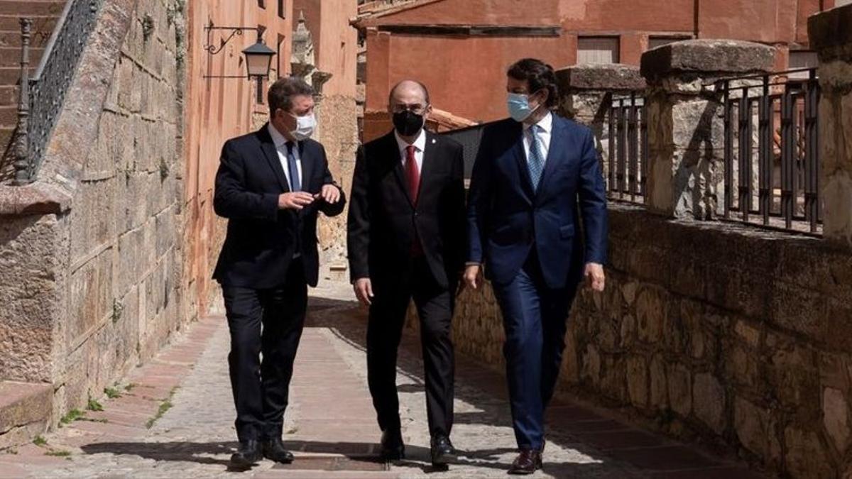 Los presidentes de Castilla-La Mancha, Emiliano García-Page; Aragón, Javier Lambán; y Castilla y León, Alfonso Fernández Mañueco, en Albarracín, en mayo.