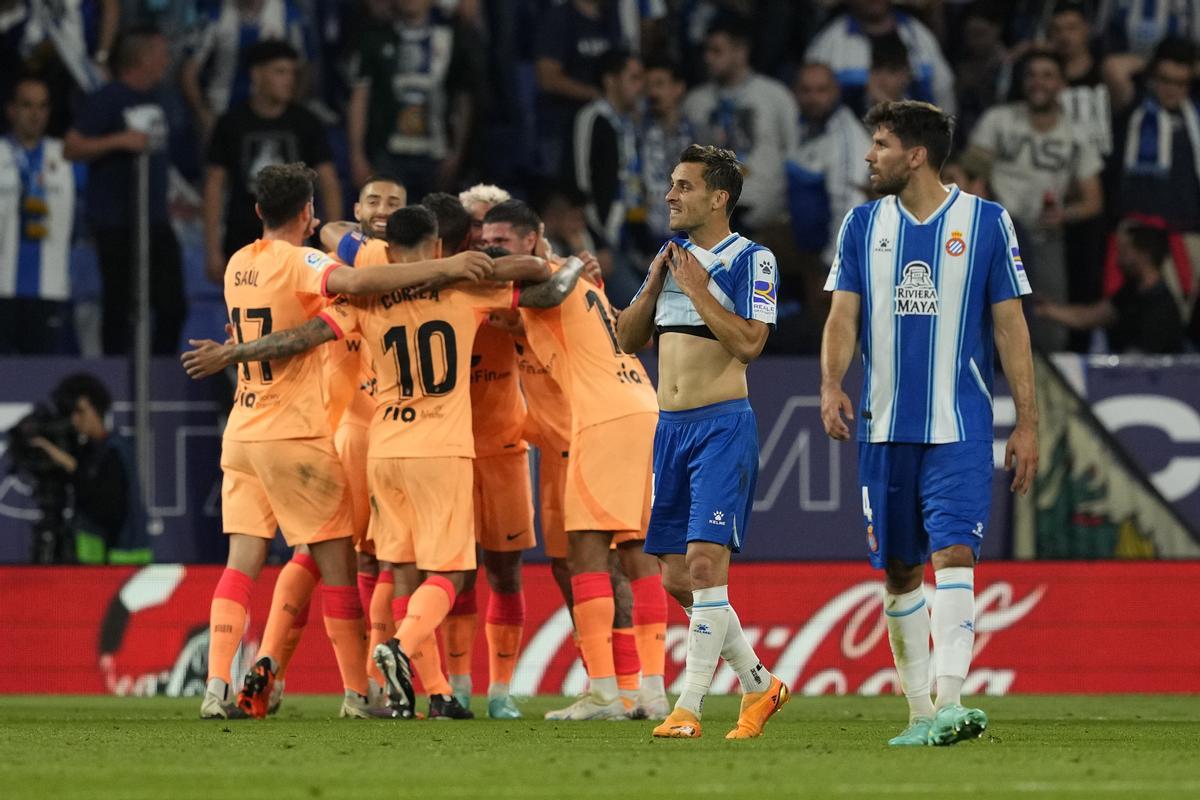 BARCELONA, 24/05/2023.- Los jugadoress del Atlético de Madrid celebran el segundo gol del equipo madrileño durante el encuentro correspondiente a la jornada 36 de primera división que disputan hoy miércoles frente al Espanyol en el RCD Stadium, en Barcelona. EFE / Alejandro García.