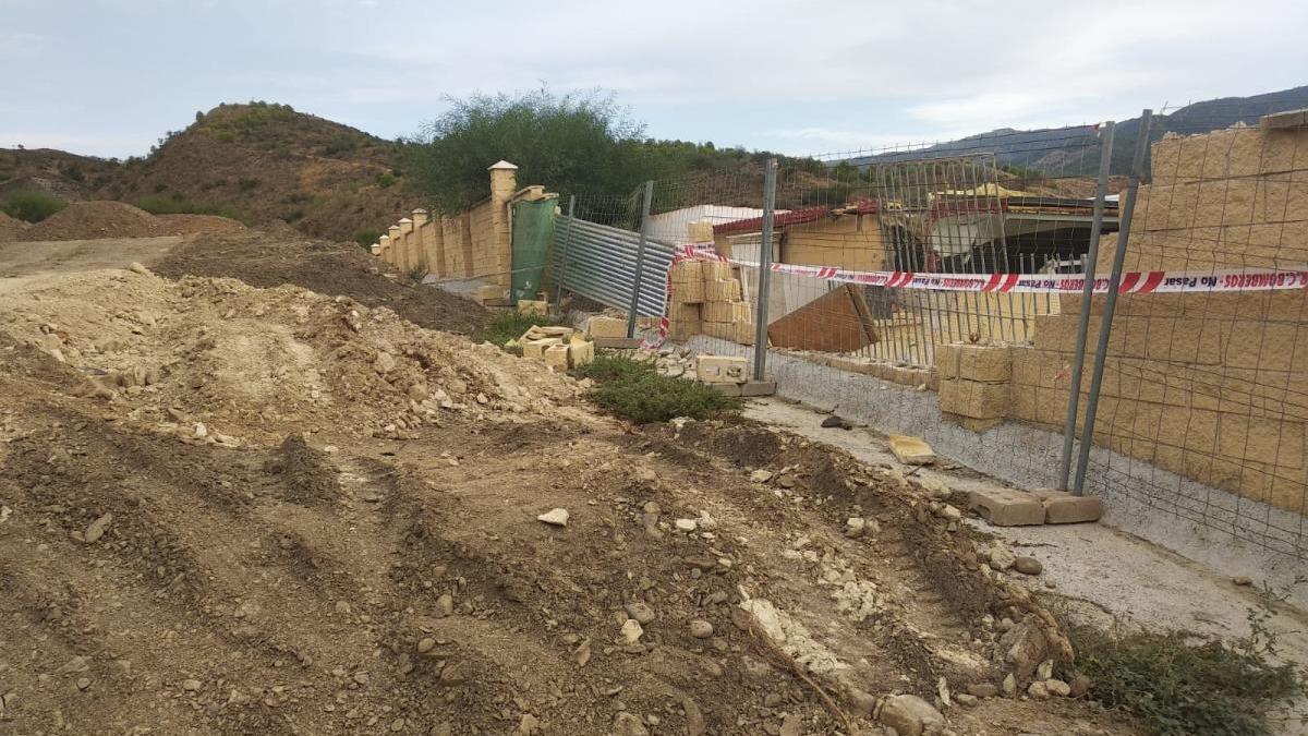 El muro, con chapas temporales.